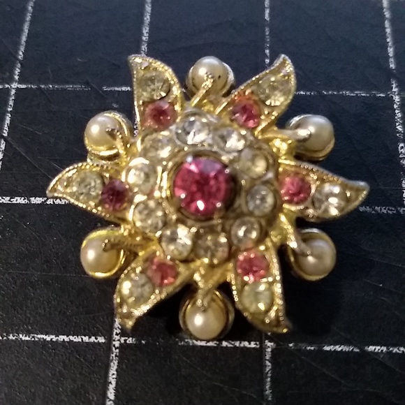 Vintage Coro Flower Brooch, Red & White Rhinestones, Pearls, Gold Toned,… - Picture 7 of 7